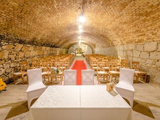 Trauung im Gewölbekeller mit Blick vom Altar aus