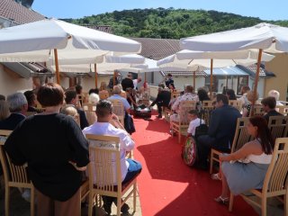 Standesamtliche Trauung auf der Terrasse vorm Festsaal