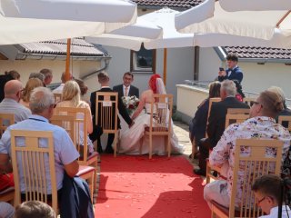 Standesamtliche Trauung auf der Terrasse vorm Festsaal